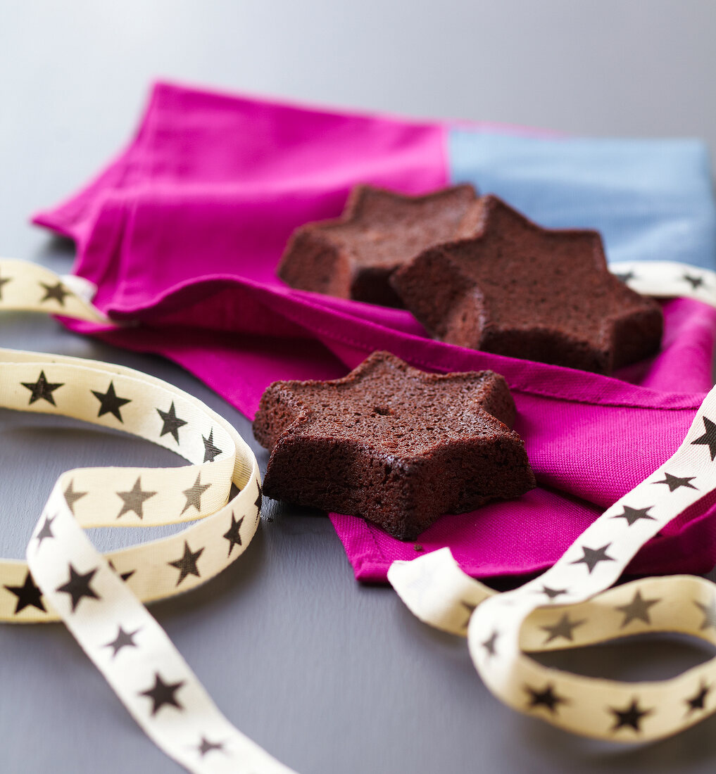 Star-shaped chocolate cakes