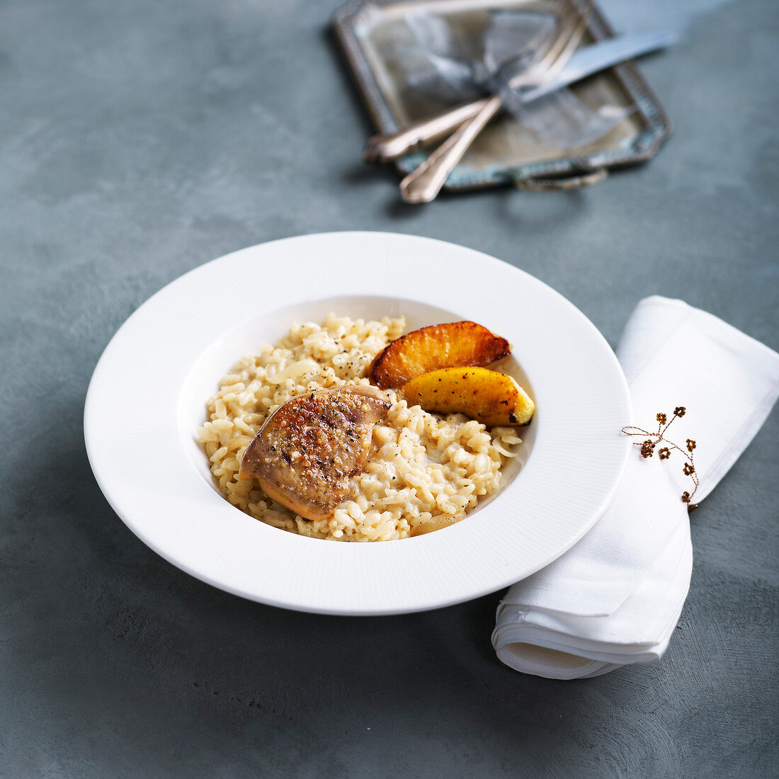 Risotto mit gebratener Foie Gras und gebratenen Apfelspalten