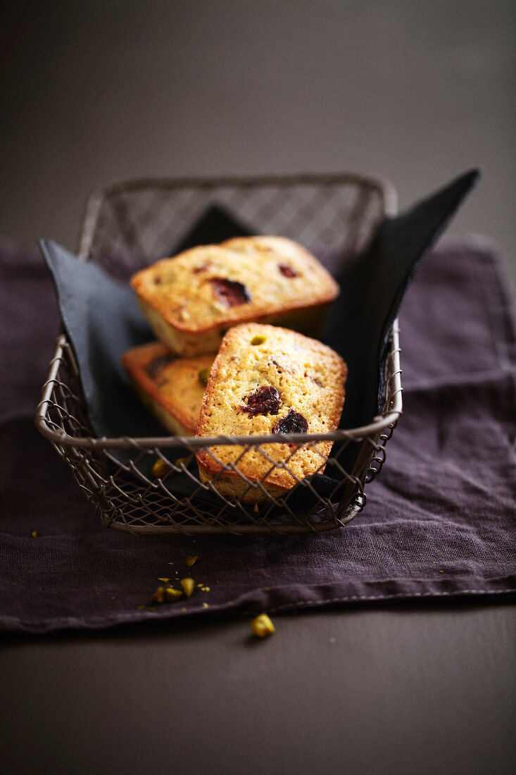 Mini-Küchlein mit Pistazien und Preiselbeeren