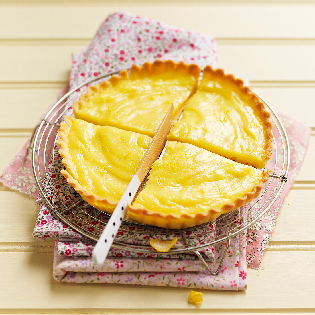 Lemon curd pie