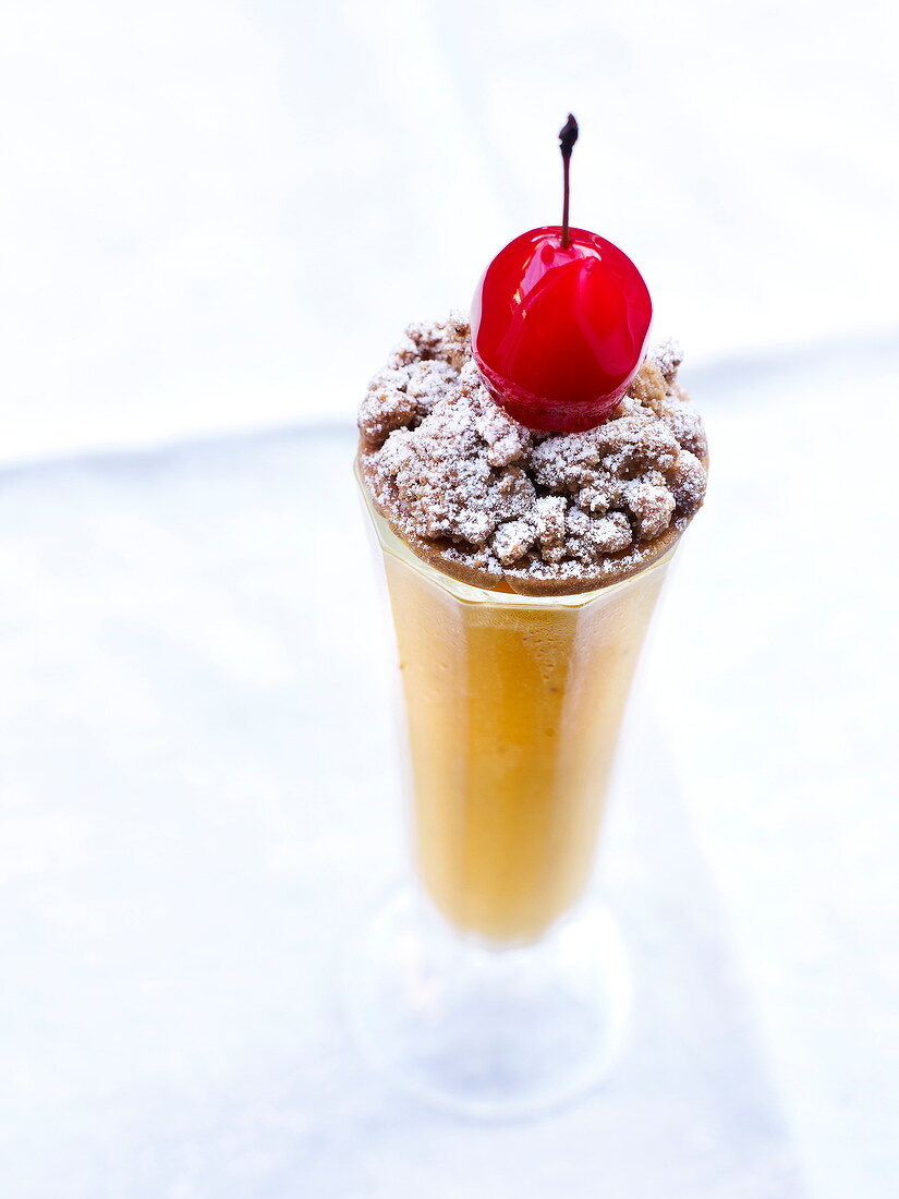 Apfel-Zitronengras-Dessert mit Streuseln im Glas von Christophe Felder