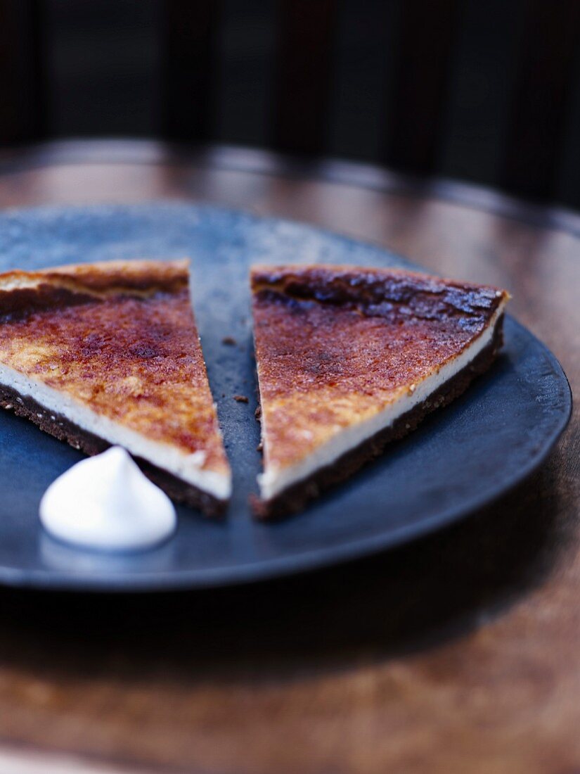 Zwei Stücke Schokoladen-Ricotta-Tarte