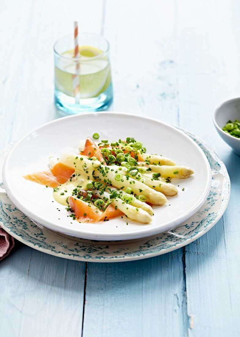 Spargel mit Räucherlachs und frischen Kräutern