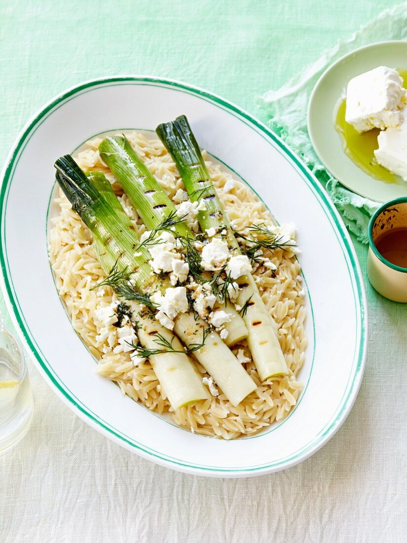 Riso-Nudeln mit gegrilltem Lauch und zerbröckeltem Feta