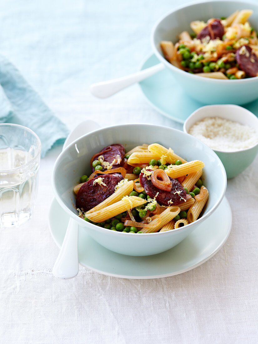 Penne mit Erbsen, Chorizo, Zwiebel und Zitronenzesten