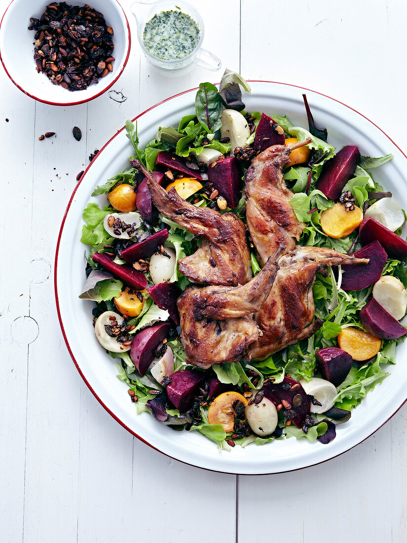 Salat mit Hasenfleisch, Rote Bete, Zwiebel, Rübchen und gerösteten Pinienkernen