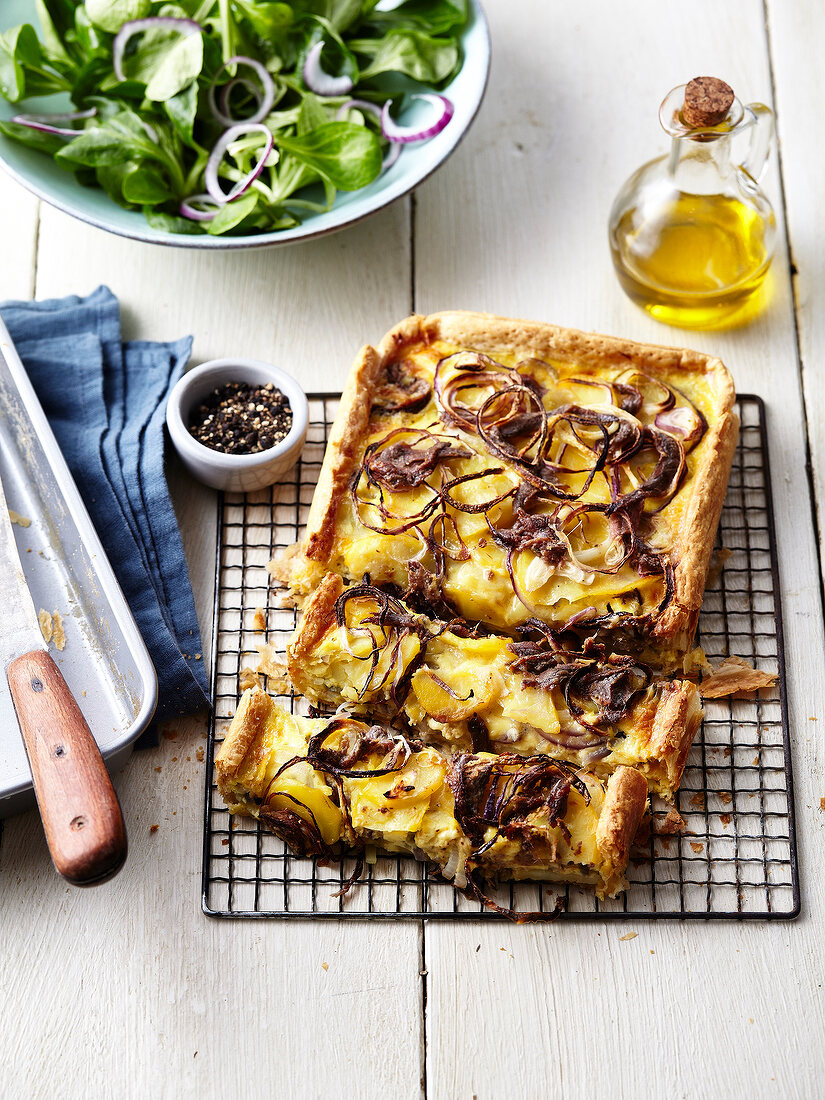 Blätterteig-Quiche mit Kartoffeln und roten Zwiebeln