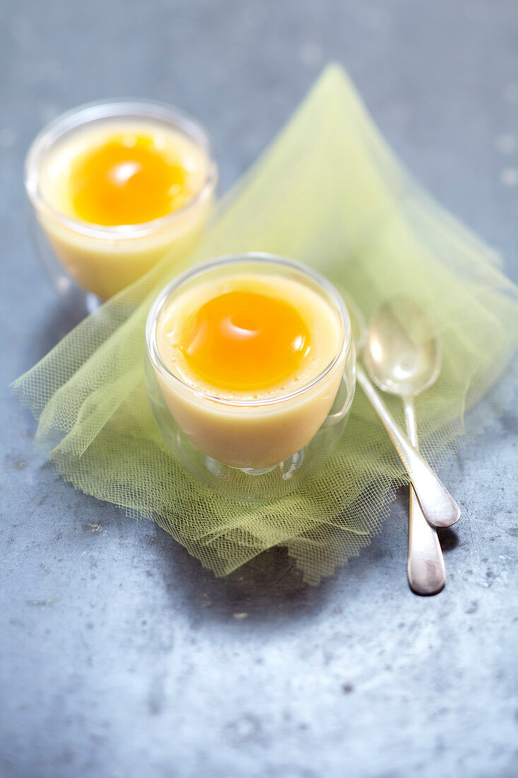 Kleine Desserts im Eier-Look mit Vanillecreme und Orangengelee