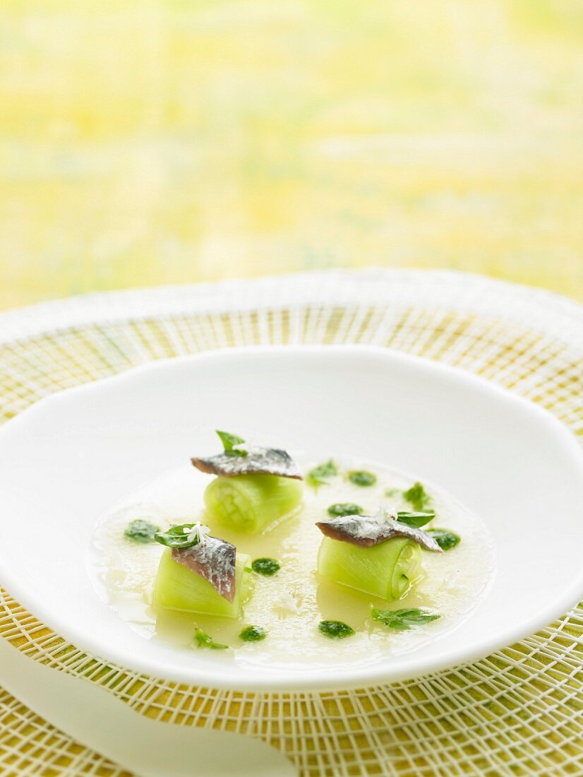 Melonensuppe und Gurkenröllchen mit Sardellen