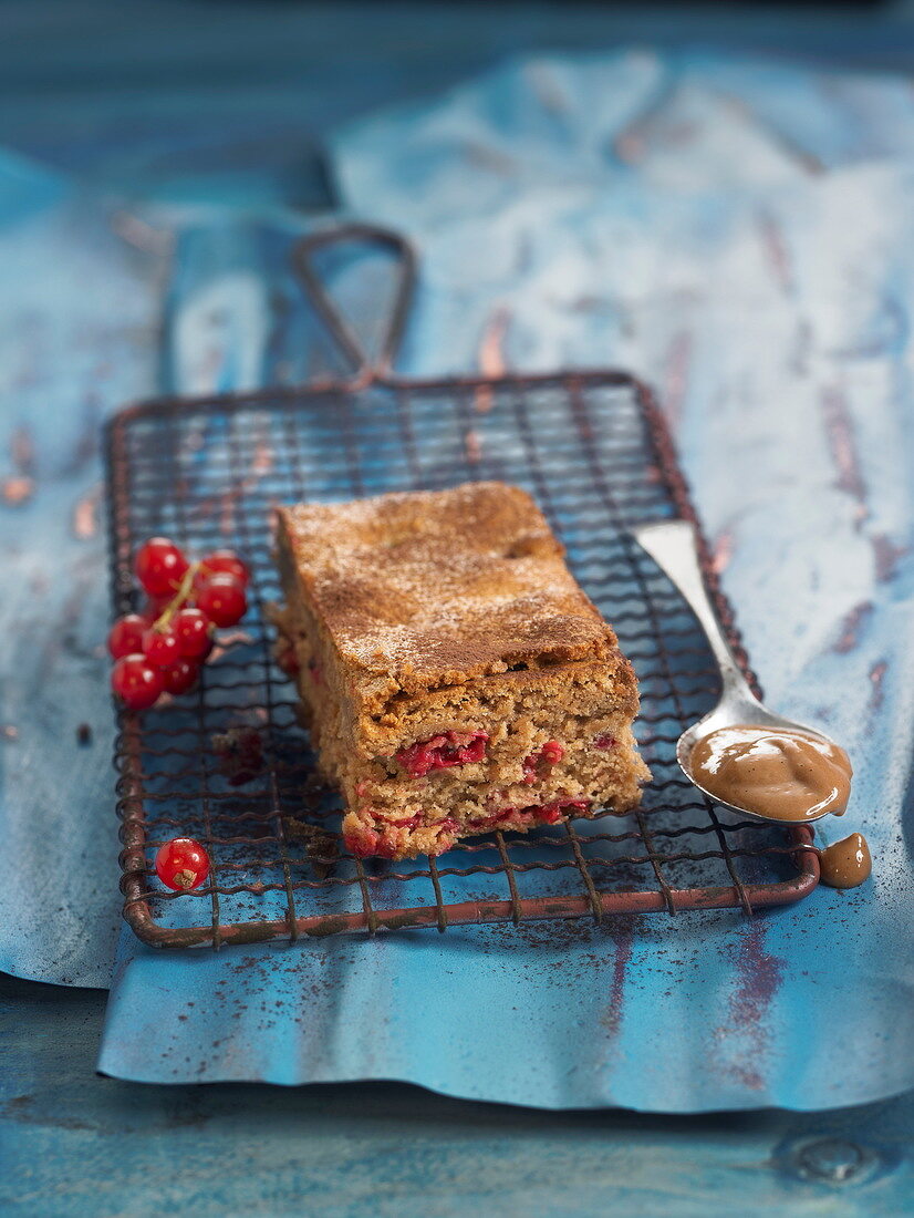 Milchschokoladen-Brownie mit roten Johannisbeeren