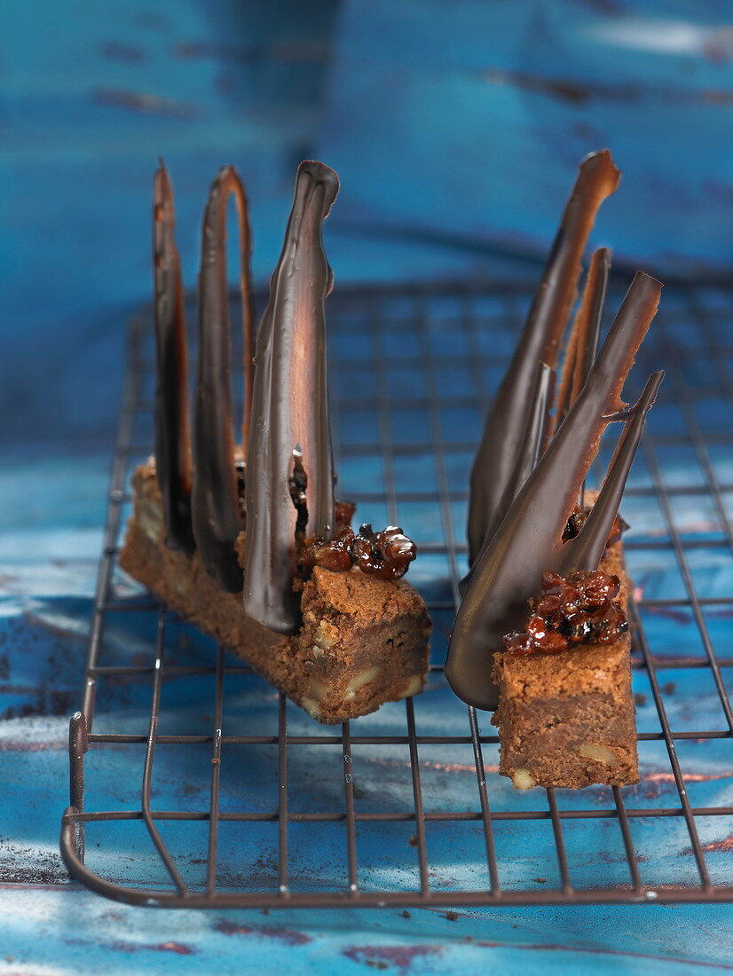 Schokoladenbrownie mit karamellisierten Walnüssen