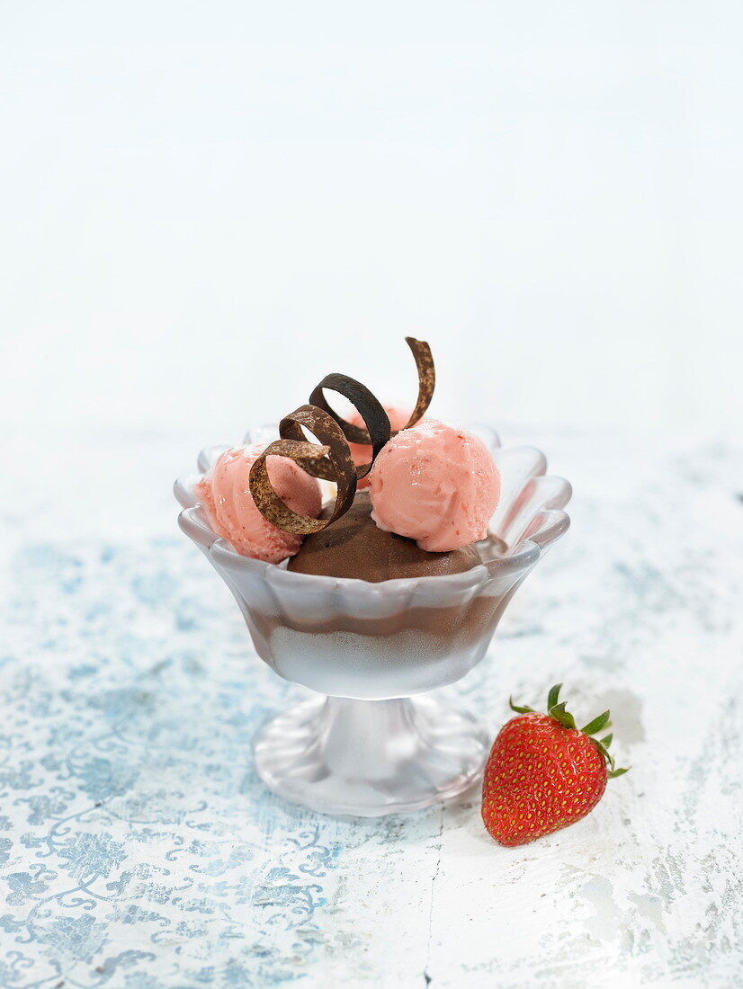 Eisbecher Erdbeer-Schokolade