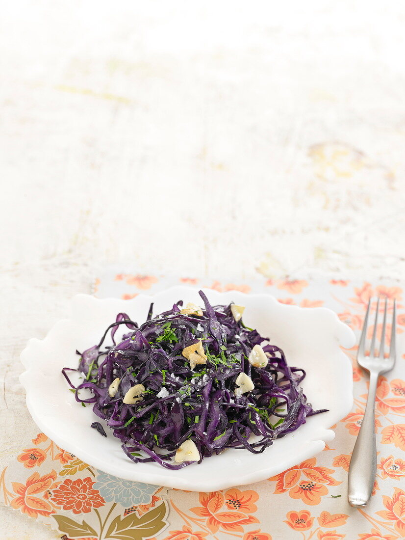 Rotkohlsalat mit Knoblauch