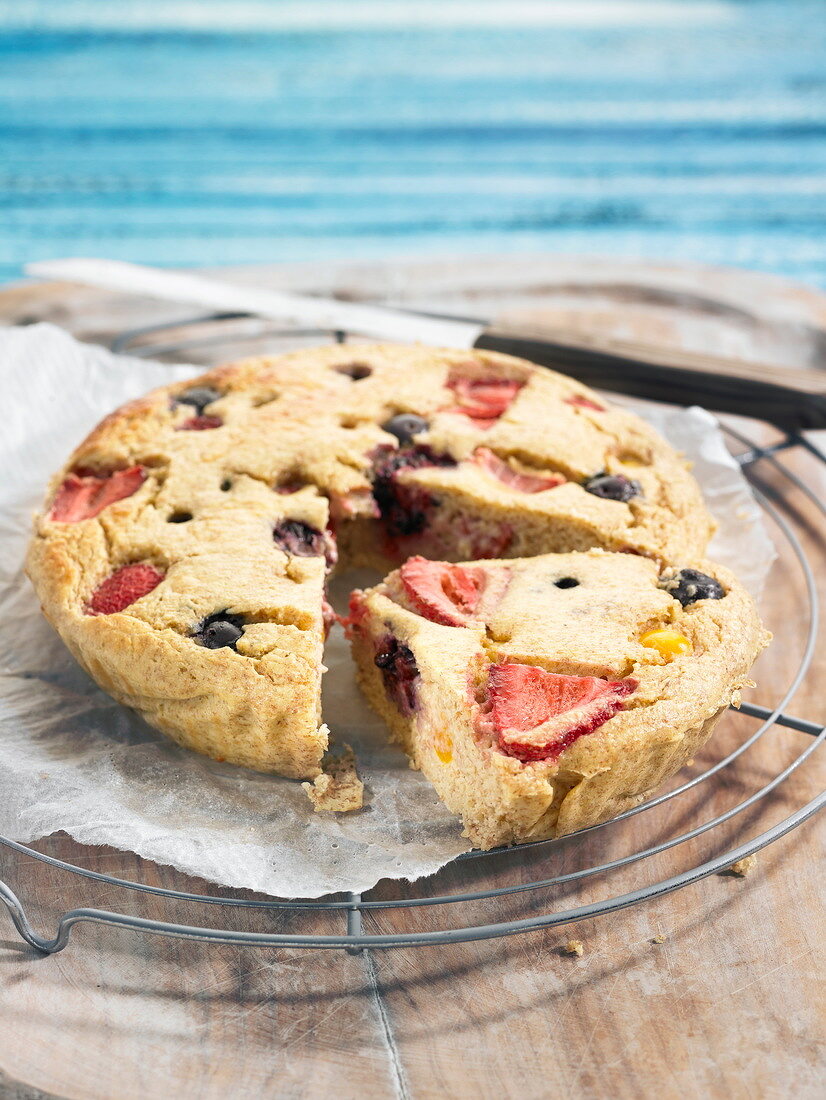 Hafermehlkuchen mit Waldfrüchten und Honig