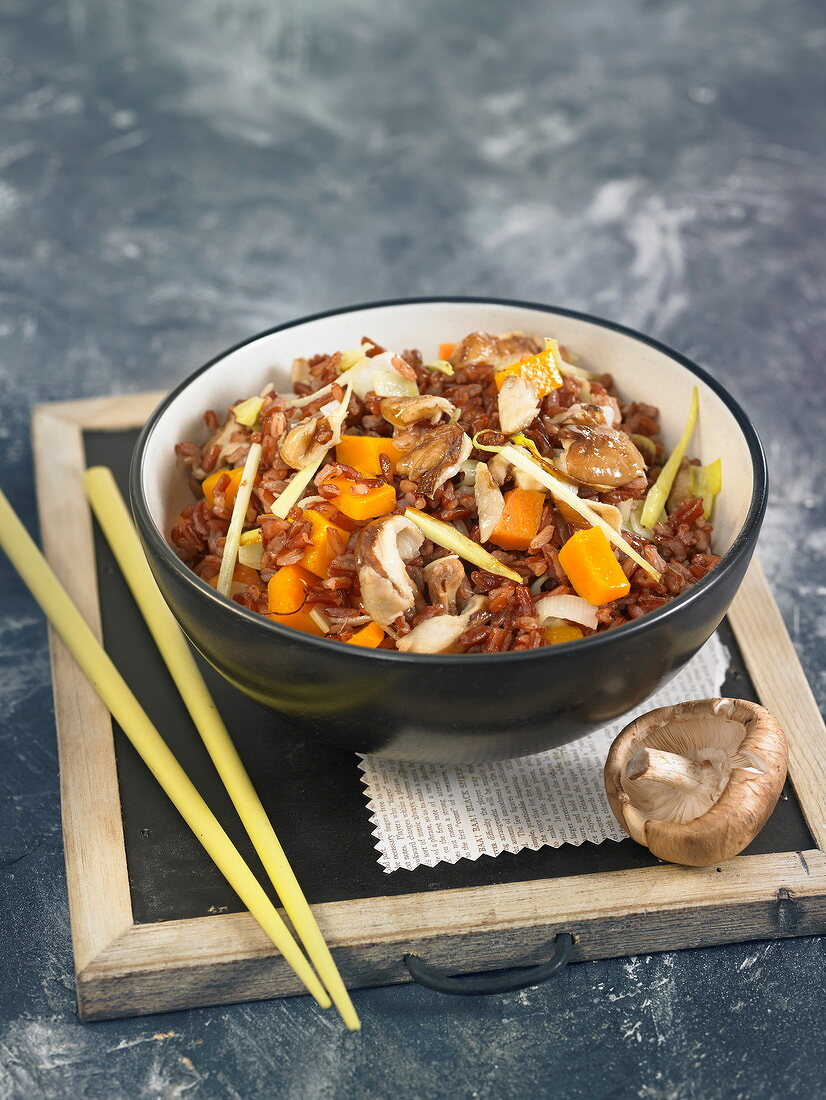 Red rice with shiitakes, pumpkin and leeks