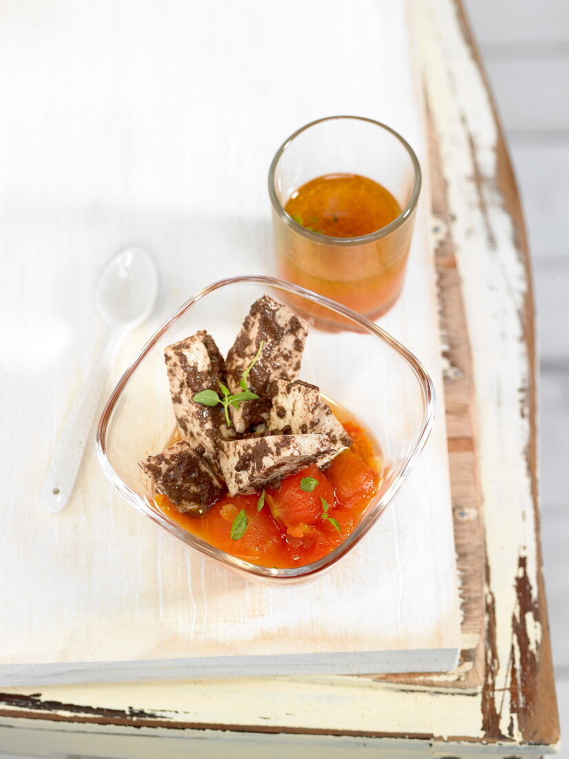 Tofu mit Olivenpaste auf Tomatensauce