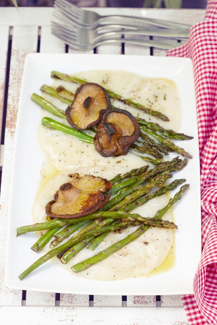 Green asparagus with grilled mushrooms