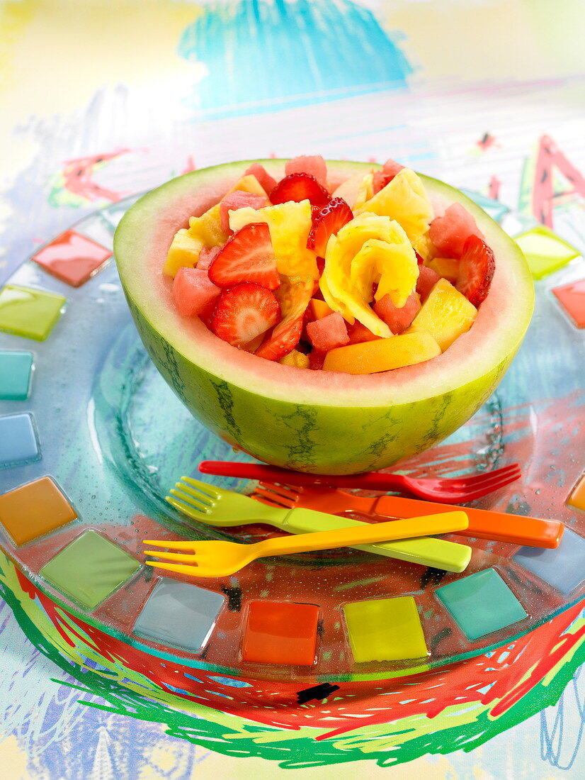 Sommerlicher Fruchtsalat in asgehöhlter Wassermelone