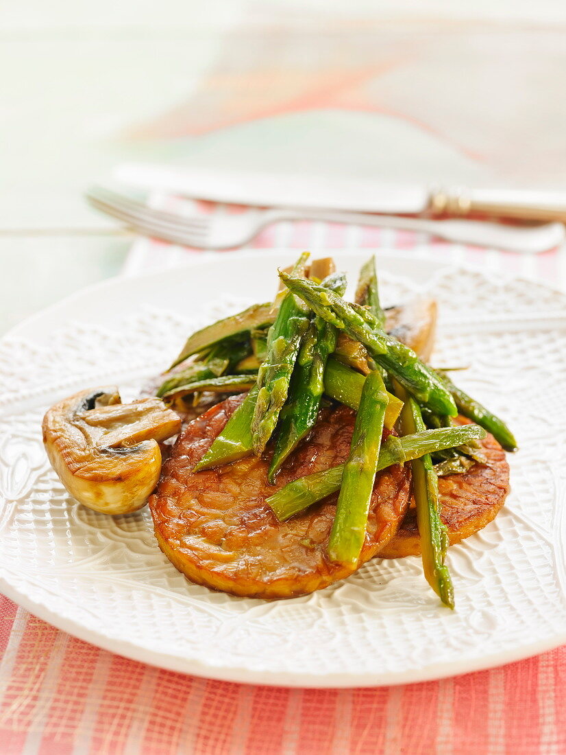 Tempeh medaillons with green asparagus and button mushrooms