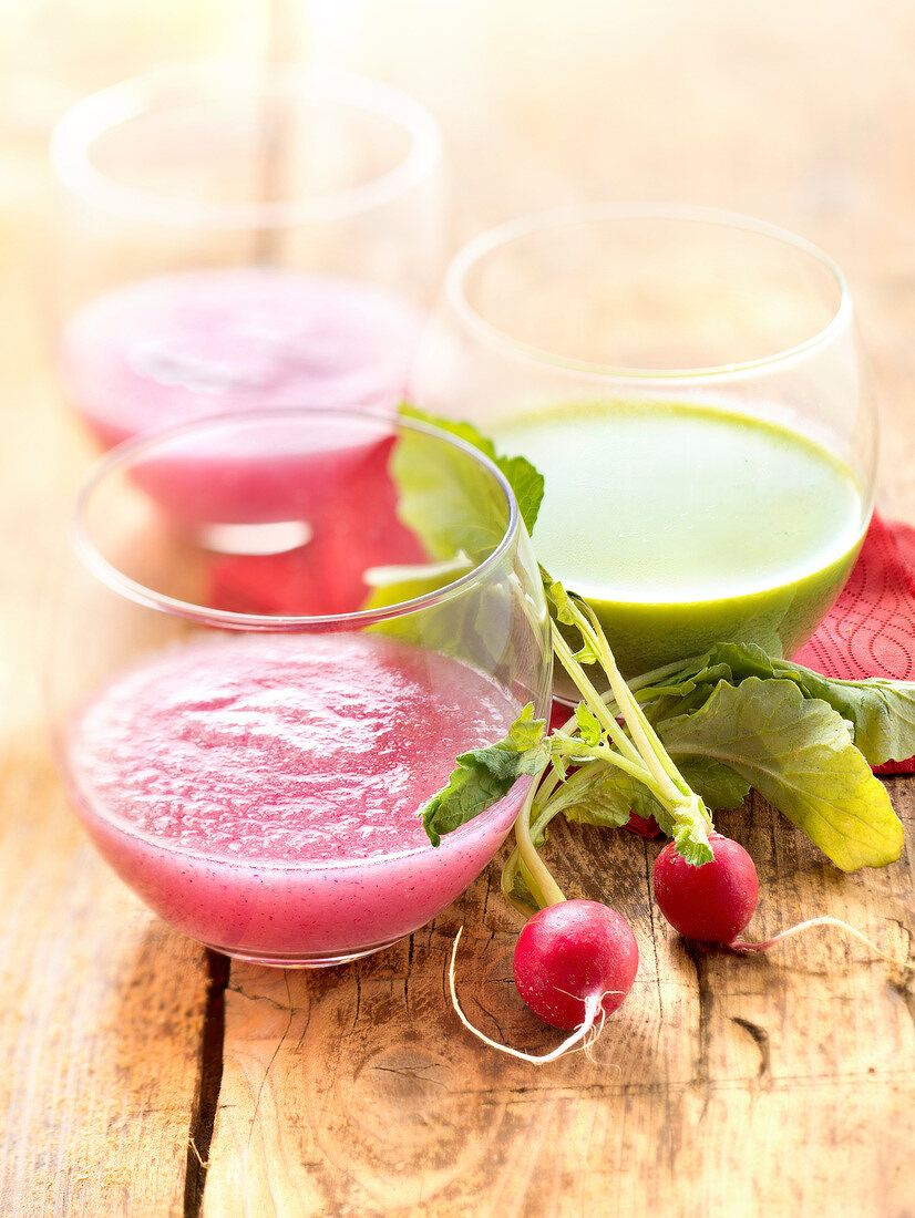 Radieschen-Gazpacho und Radieschenblättercremesuppe