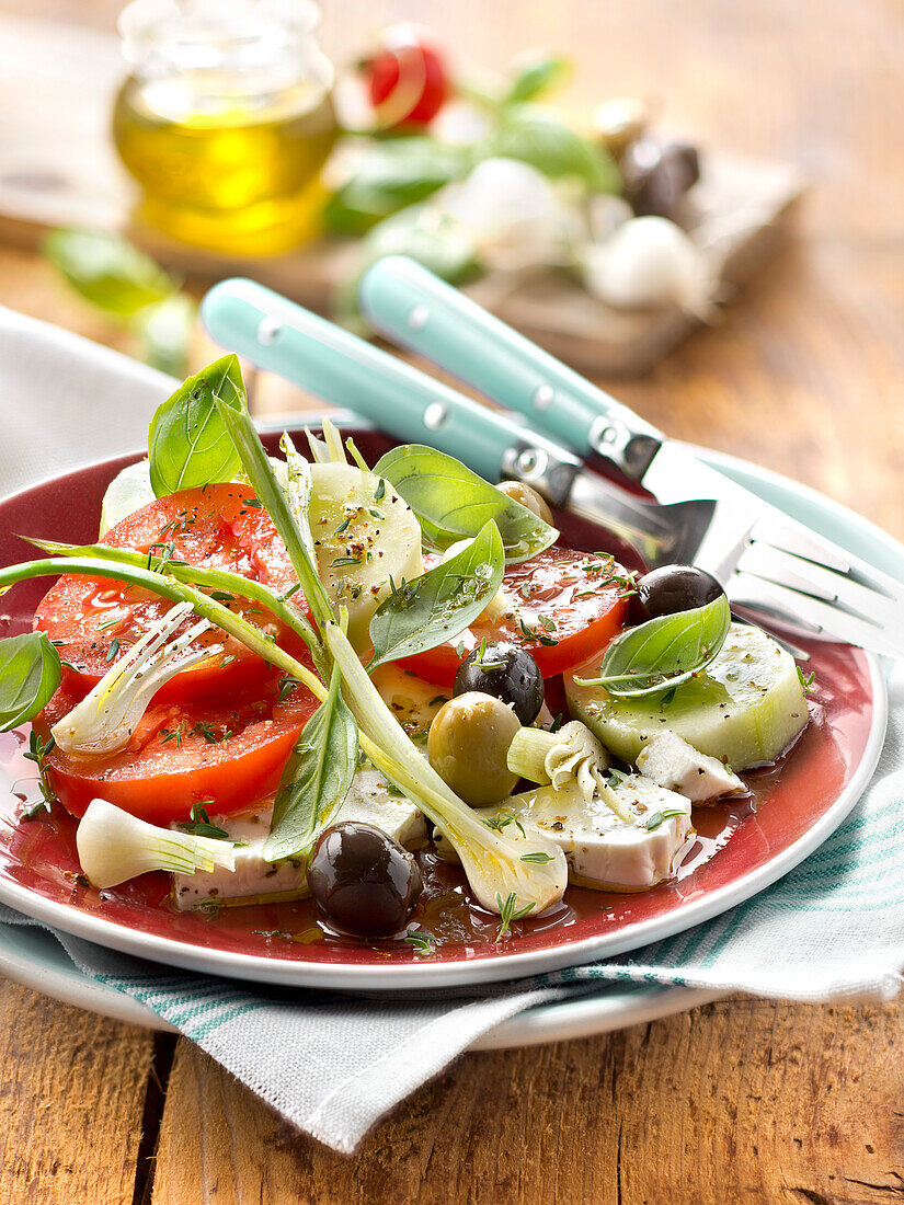 Griechischer Salat mit Tomate, Gurke, Feta, Frühlingszwiebel und Oliven