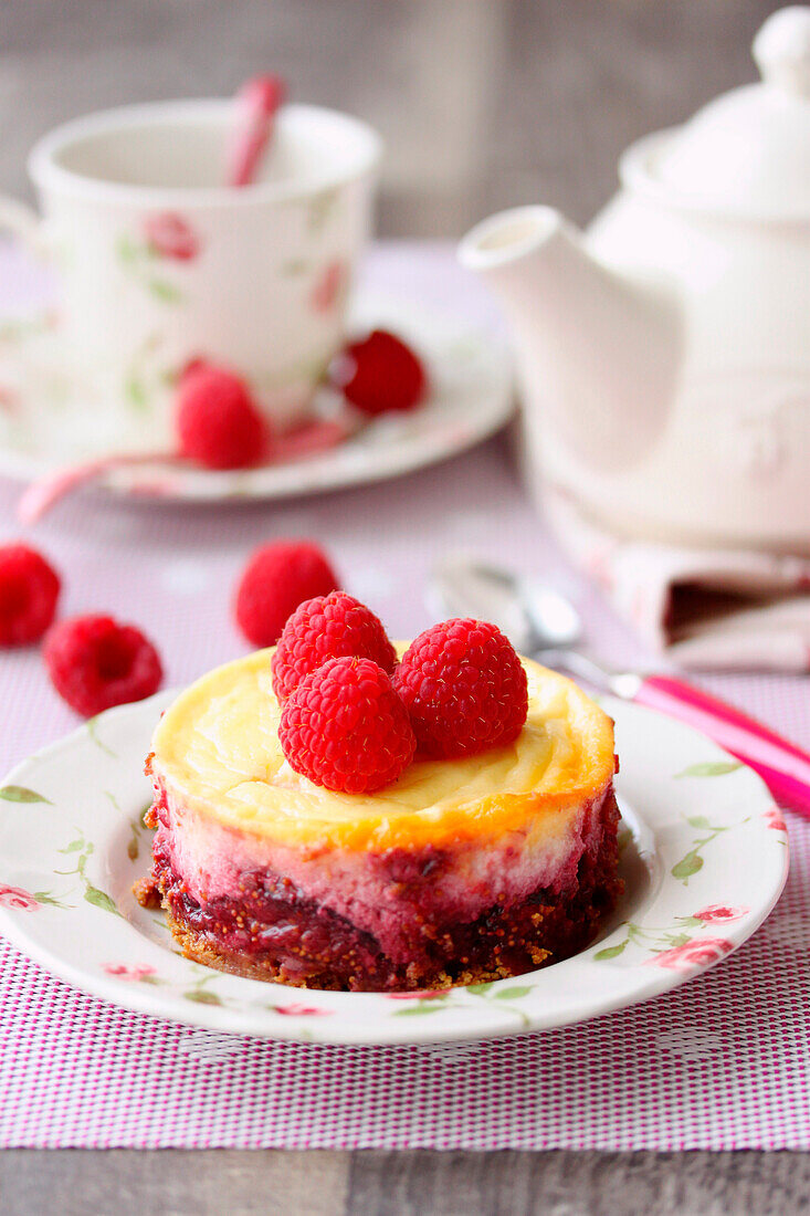 Individual fig and raspberry cheesecake