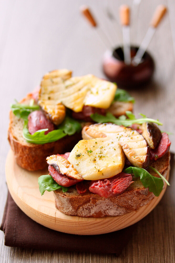 Steinpilze mit Kaumagen auf Röstbrot