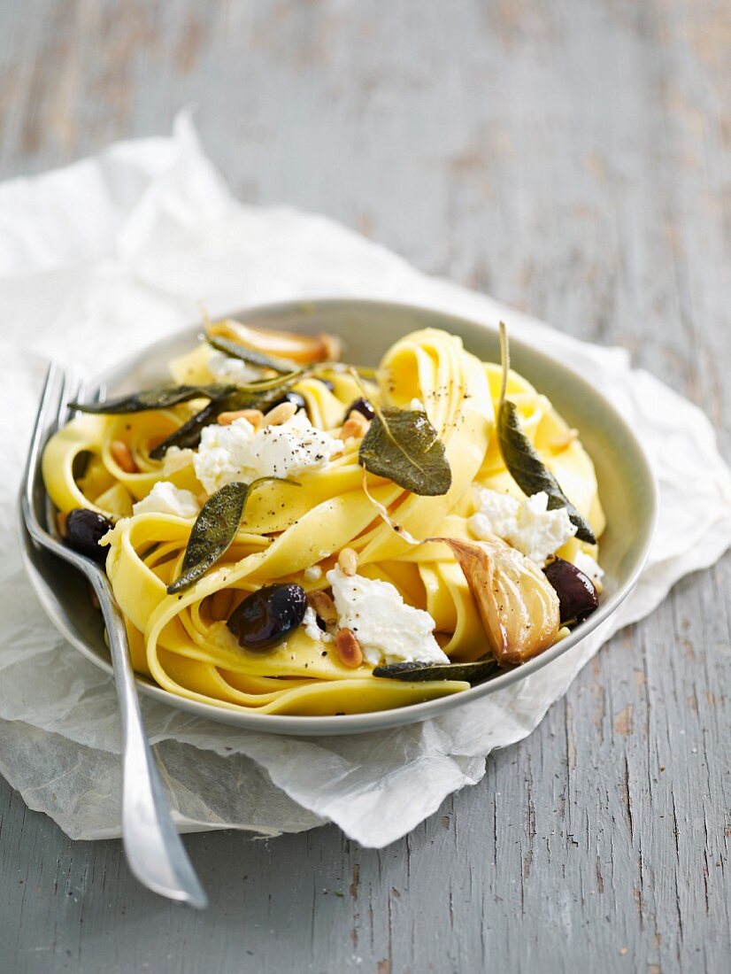 Pasta with olives, garlic and ricotta