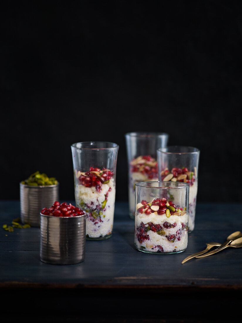 Weizengriesspudding mit Granatapfelkernen und Pistazien, in Gläsern serviert