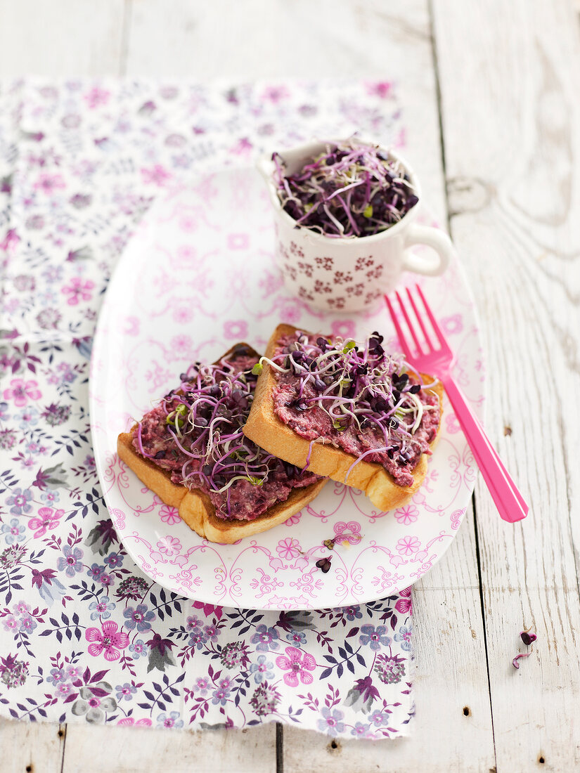 Pink brioche with sprouts and nuoc-mâm