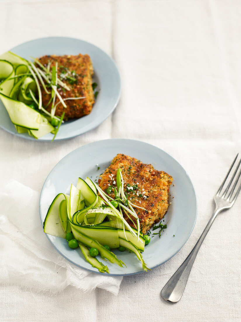 Paniertes Fischfilet vom Köhler, Zucchini-Tagliatelle und Erbsen