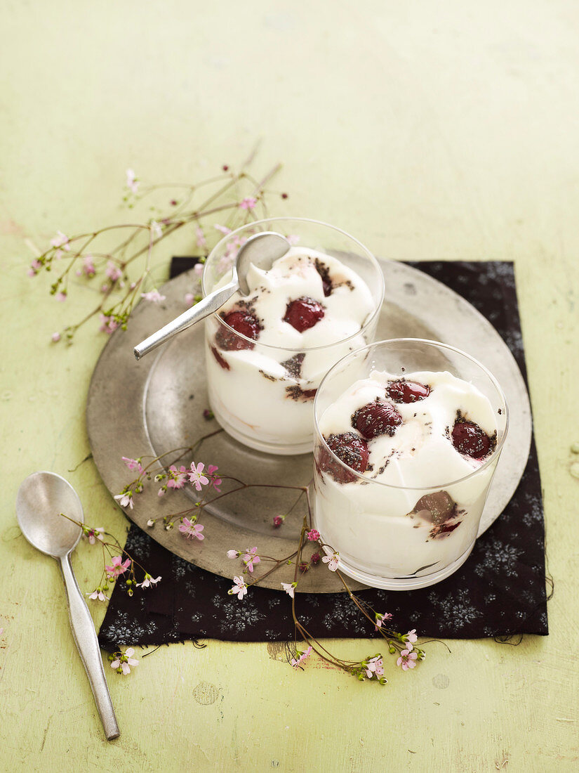Whipped cream with grapes, honey and poppyseeds