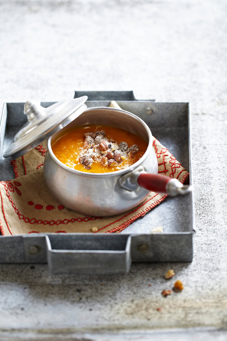 Kürbiscremesuppe mit Walnüssen und Mandeln