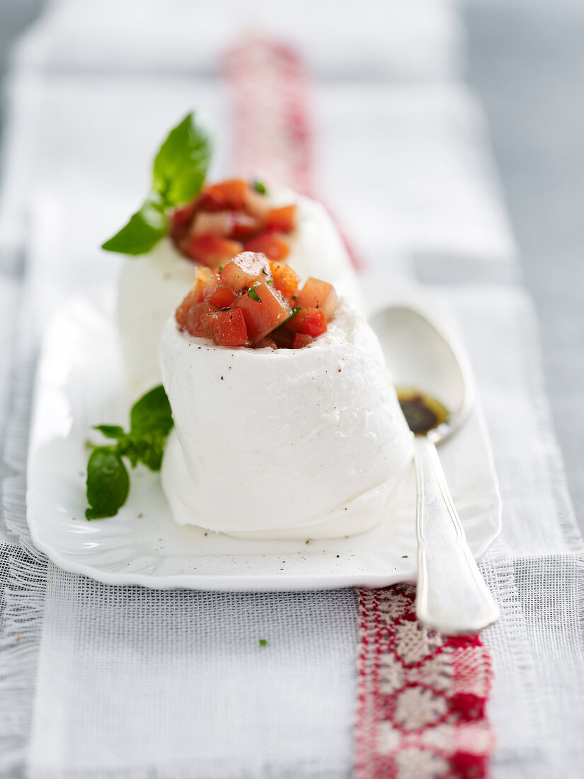 Gefüllter Mozzarella mit Tomatenwürfeln