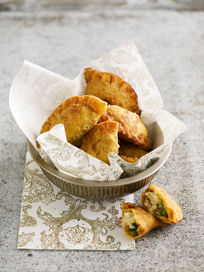 Samosa (frittierte Teigtaschen, Indien) mit Reis und Erbsen