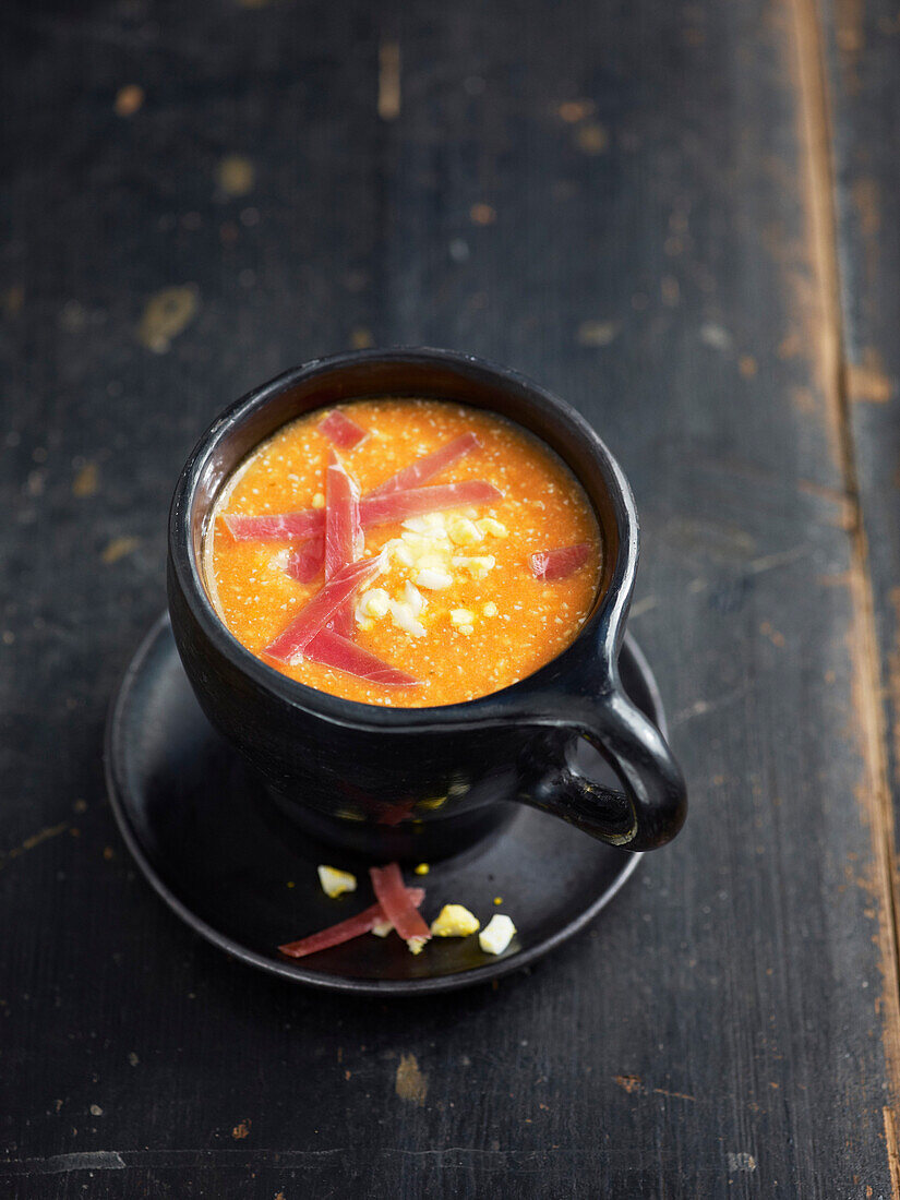 Andalusische Tomatengazpacho mit Schinkenstreifen und Ei