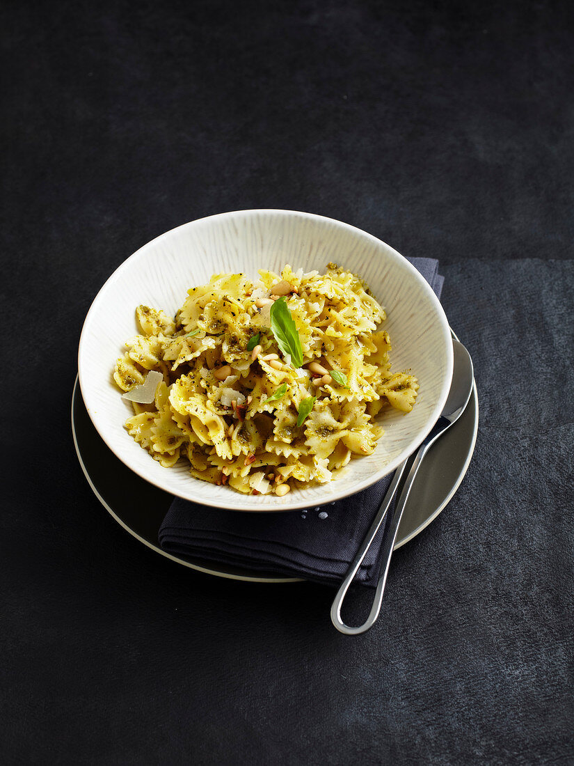 Nudelsalat mit Farfalle, Pesto und Pinienkernen