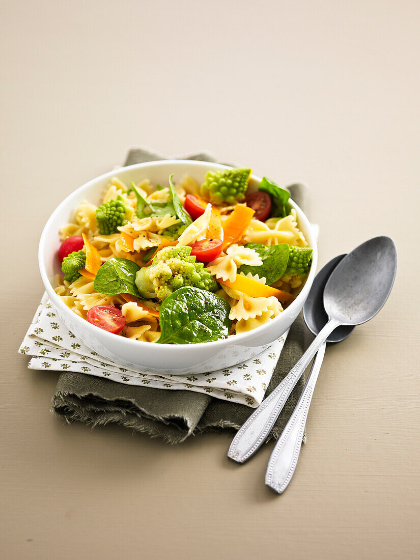 Farfalle, romanesco cabbage, spinach, carrot and tomato salad