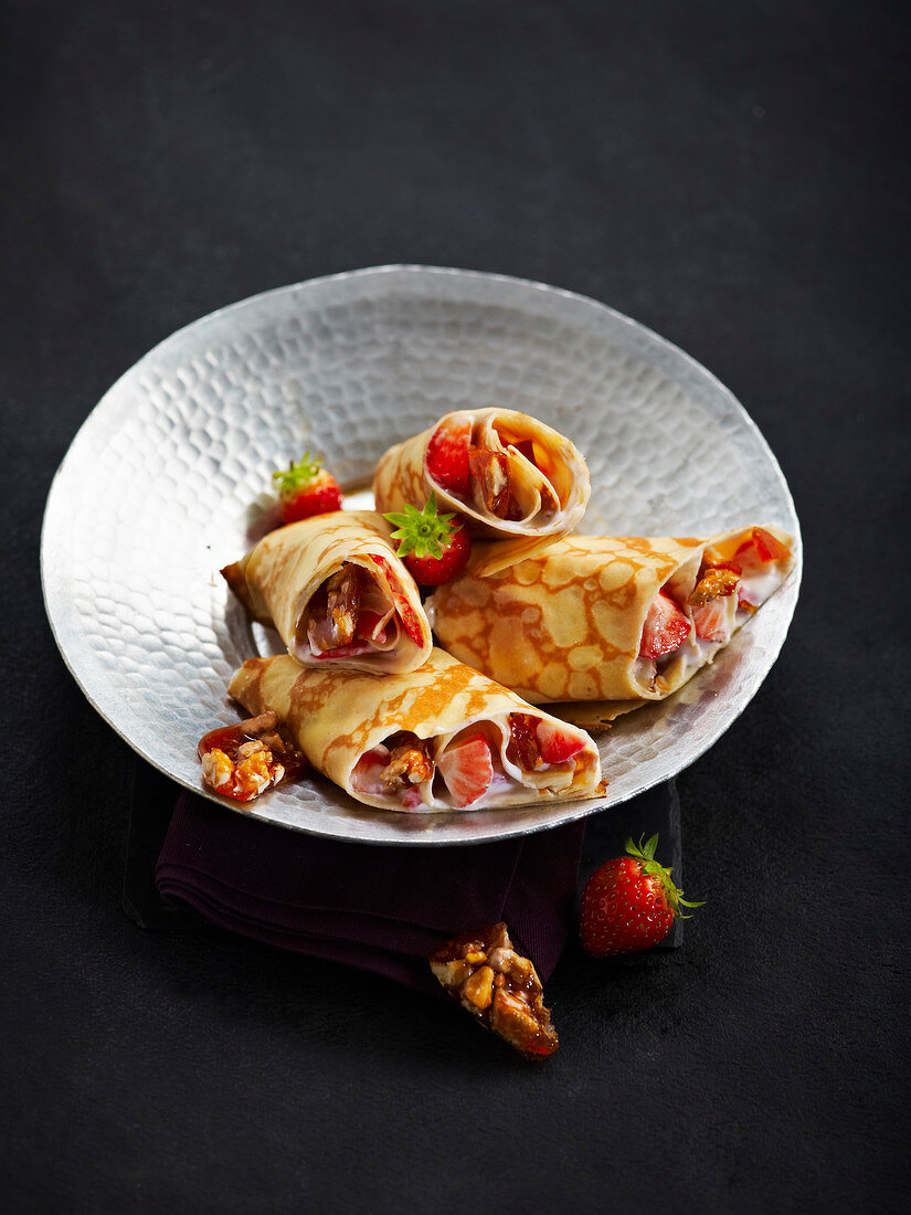 Pfannkuchen-Wrap mit Erdbeeren und Krokant