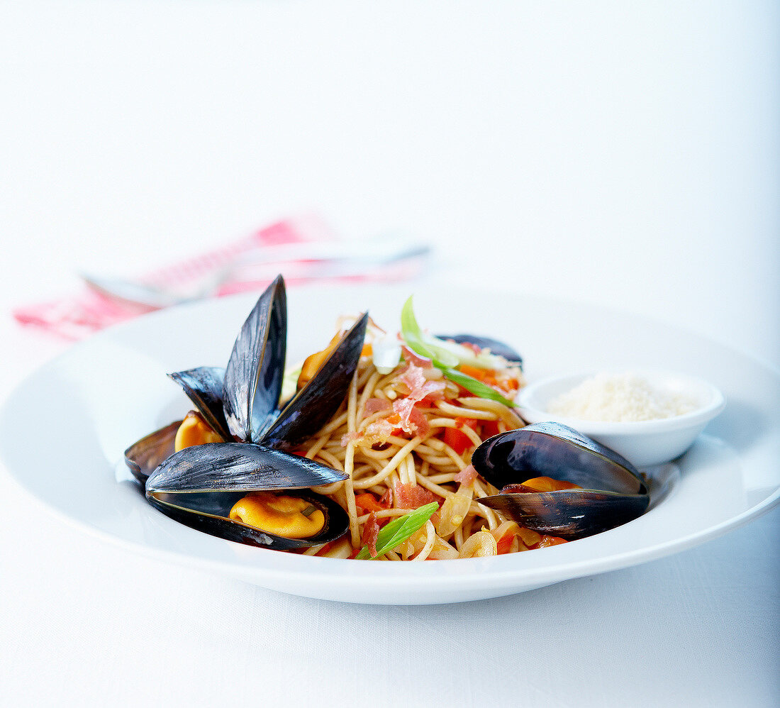 Spaghettis in tomato sauce with mussels