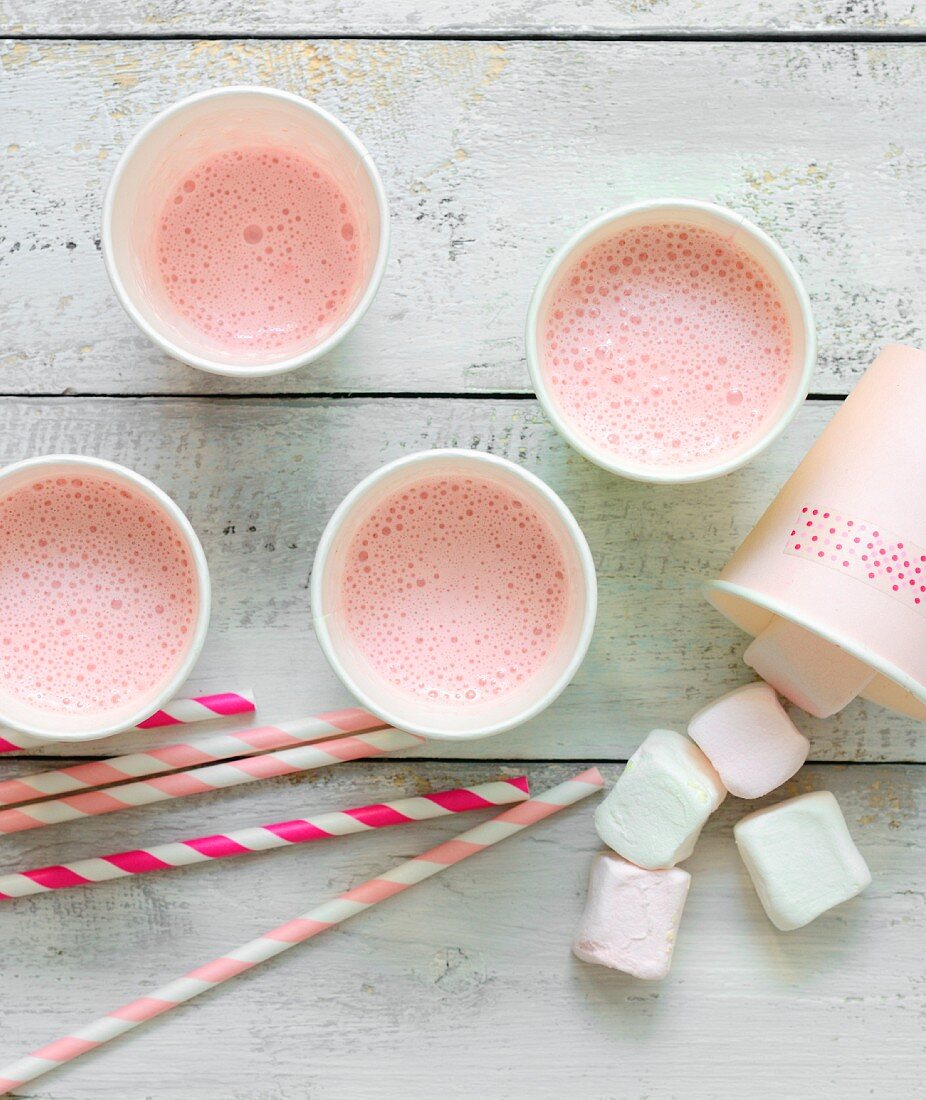 Strawberry smoothie with marshmallows