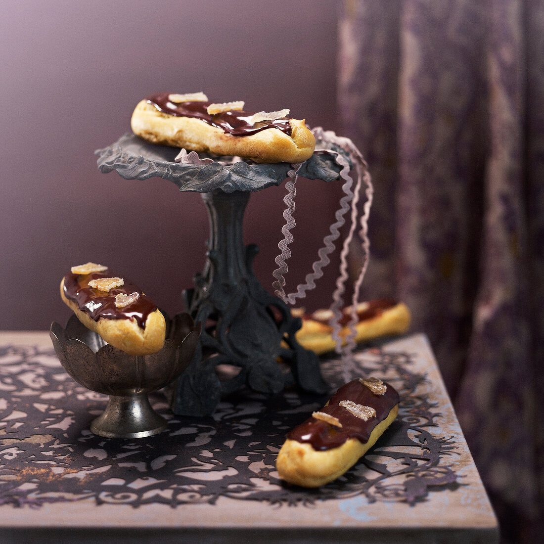 Eclairs (Liebesknochen, Frankreich) mit Schokoladencreme und Ingwer