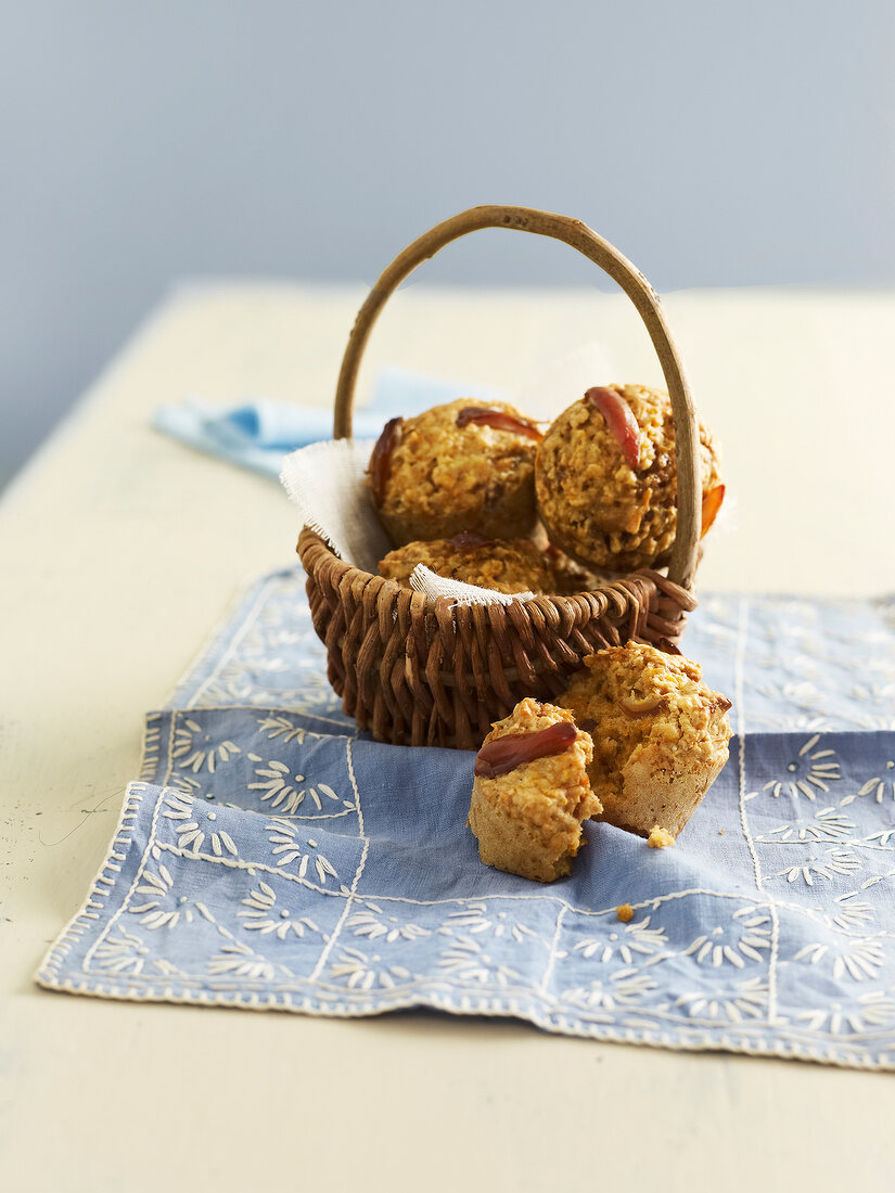 Muffins mit Datteln und Orange in einem Korb