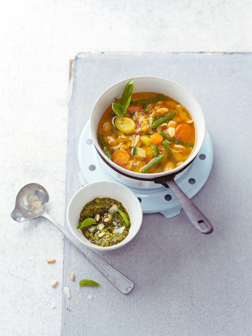Soupe au Pistou (Provenzalische Gemüsesuppe mit Basilikumpaste)