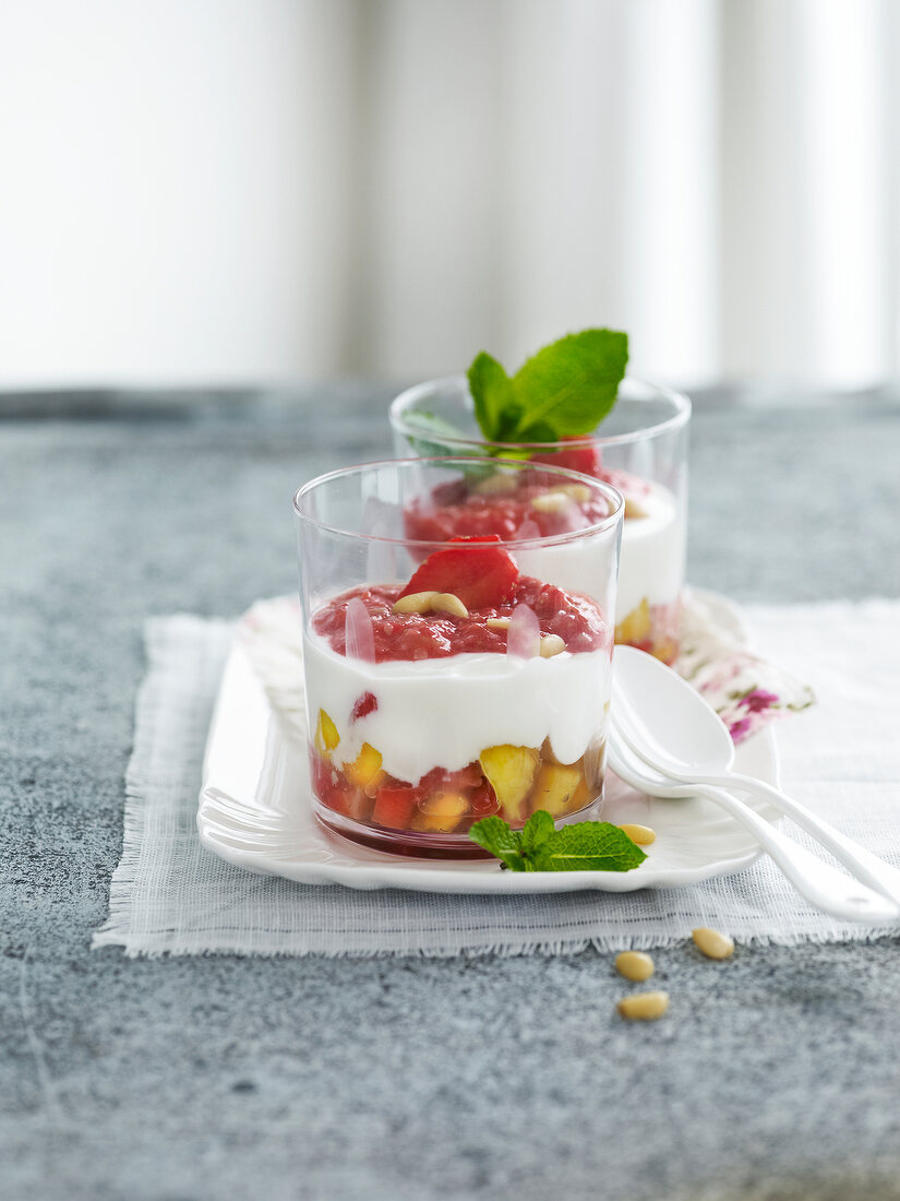 Sommerliches Trifle mit Erdbeeren und Pfirsich