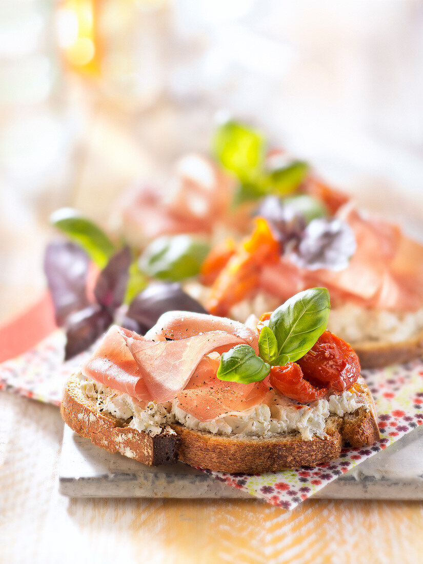 Philadelphia-Frischkäse mit Rohschinken und eingelegten Tomaten auf Röstbrot