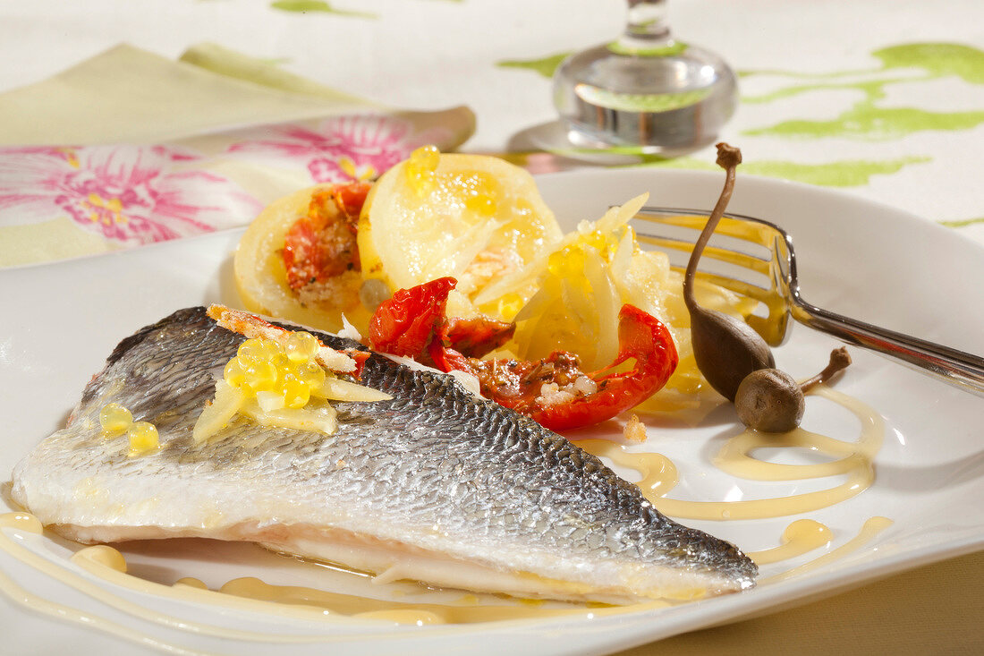 Felchenfilet mit Honig, eingelegten Tomaten, Salzzitronen, Zitronenbällchen und Kapern