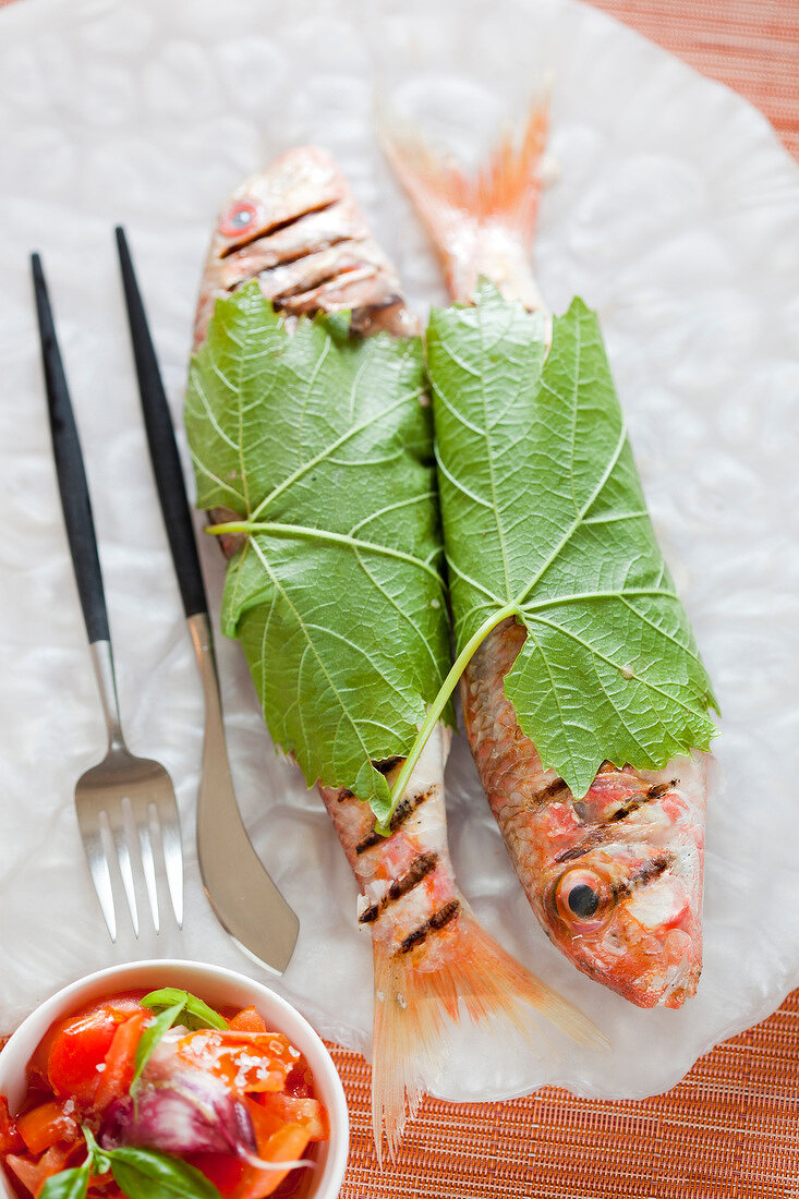 Gegrillte Rotbarben im Weinblatt mit Tomatensalat