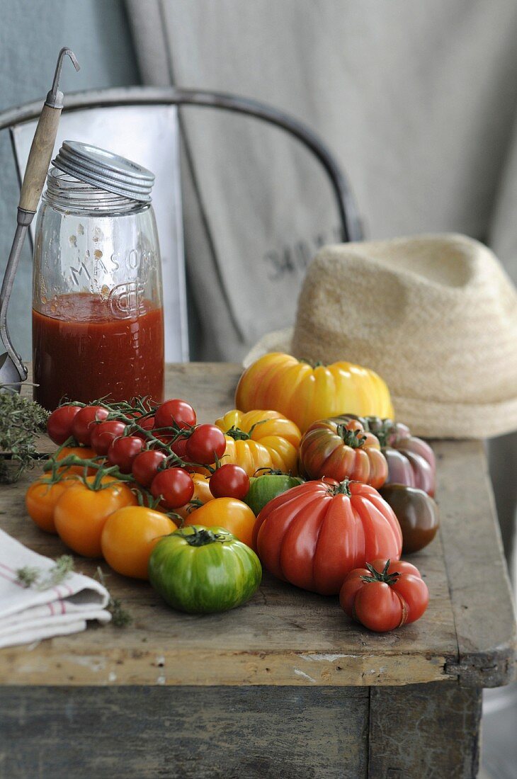 Tomaten-Stillleben auf rustikalem Holztisch