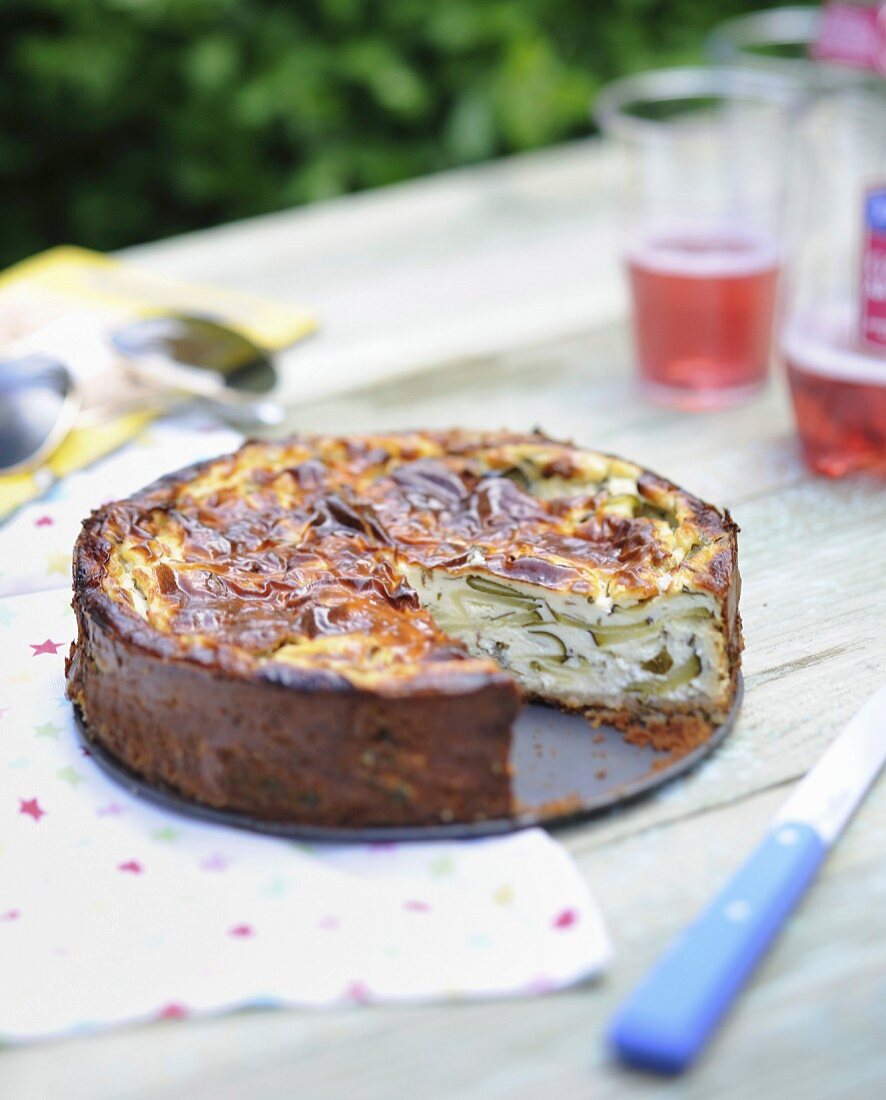 Herzhafter Cheesecake mit Zucchini und Ziegenkäse